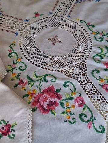 Liefdevolle voorjaarshanddoek, met bloemen in meerdere