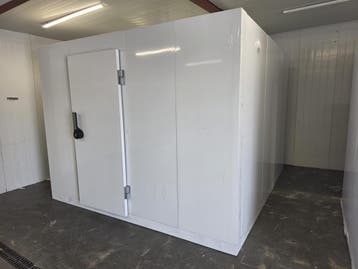 Vriescel 270 x 300 x 220 cm stekker klaar Licht beschadigd, Nieuw in verpakking, Koelen en Vriezen