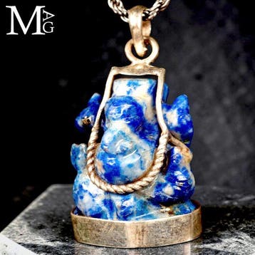 Zilveren hanger met Ganesh uitgehouwen in lapis lazuli -