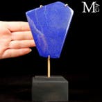 Premiumkwaliteit lapis lazulispecimen op een artistieke