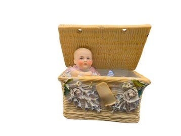 Figuur - Biscuit Porcelain Baby in Basket Trinket Box -