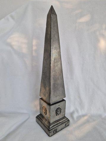 Altaarstuk - Tin - 1950-1960 - Obelisk met Meduza, Antiek en Kunst