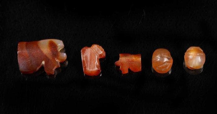 Het Oude Egypte karneool amuletten - 1.2 cm, Verzamelen, Mineralen en Fossielen
