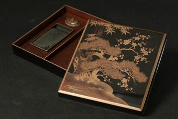 Doos - Suzuribako met den-, bamboe- en pruimen maki-e, goud