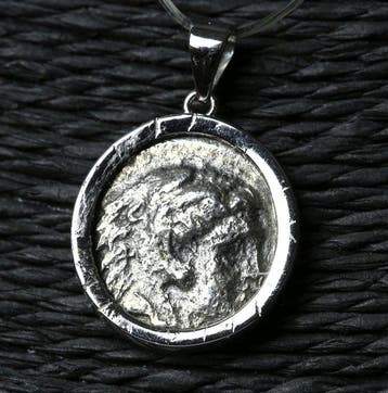 modern Zilver Hanger met de oude Griekse drachme van