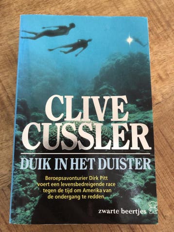 Duik in het duister / Zwarte beertjes / 2495 - Clive Cussler, Verzenden, Gelezen, Clive Cussler