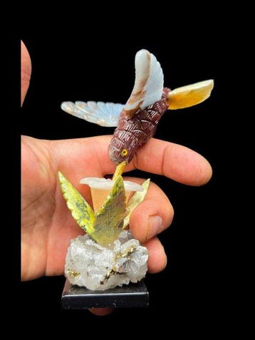 . - Diorama Semi-precious stone hummingbird figurine made in