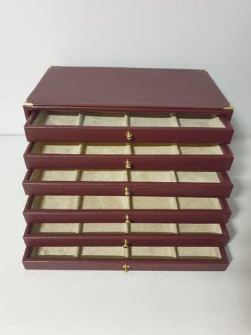 Accessoires. Burgundy eco-leather coin cabinet for 48 places