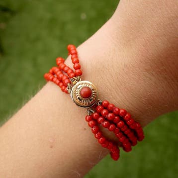 Antieke imitatie bloedkoraal kralen armband met gouden slot, Sieraden, Tassen en Uiterlijk, Gebruikt, Ophalen of Verzenden, Met edelsteen