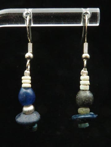 Oud-Egyptisch Oorbellen gemaakt van glas en faience