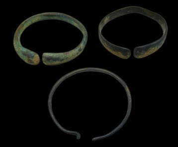 Viking periode collectie bronzen armbanden, slangenkoppen