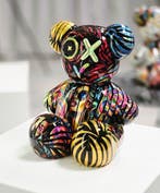 Patryk Konrad - Vibrant Pop-Art Designer Bear Sculpture –
