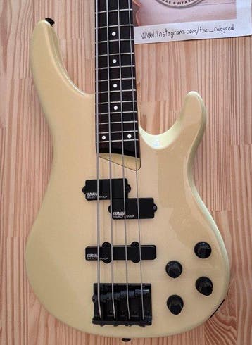 Yamaha - Super Medium Series - - Elektrische basgitaar -, Muziek en Instrumenten, Nieuw