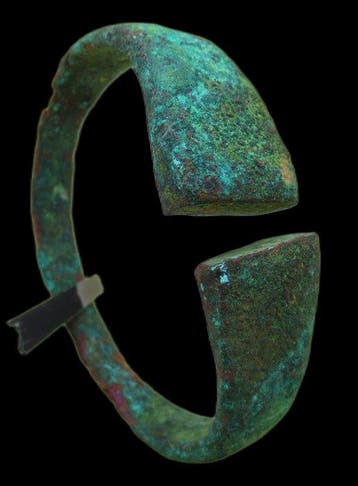 Viking periode oude bronzen armband, eindstukken in de vorm