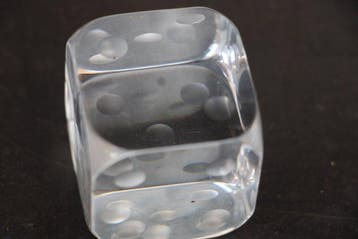 Baccarat: paper weight in de vorm van een dobbelsteen -