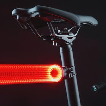 ROCKBROS Slimme Fiets Achterlicht met Remdetectie & Type-C O, Fietsen en Brommers, Fietsaccessoires | Fietsverlichting, Verzenden
