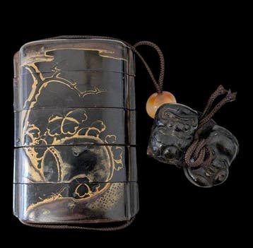 Inro met kraanvogel en haan, Fukuwarai/Oni-masker netsuke -
