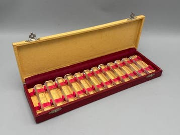 Set van 12 Art Deco glazen messenleggers in originele etui –