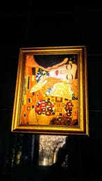 Baltisch amber - Gustav Klimt schilderij De Kus - Barnsteen