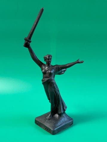 Beeldje - Vuchetich Evgenij (Autor) - USSR “The Motherland, Antiek en Kunst