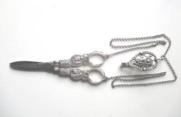 Friese handwerkschaar + gordelhaak + ketting - Pieter Cool,