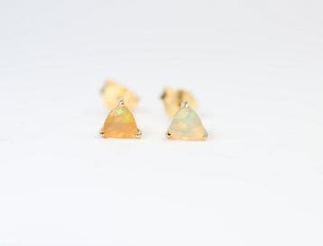 Ethiopisch opaal / Welo-opaal 2 oorstekers / nieuw- 0.6 g -