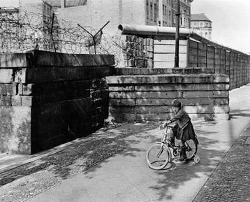 Hubertus Hierl (1940) - Kind mit Fahrrad an der Berliner