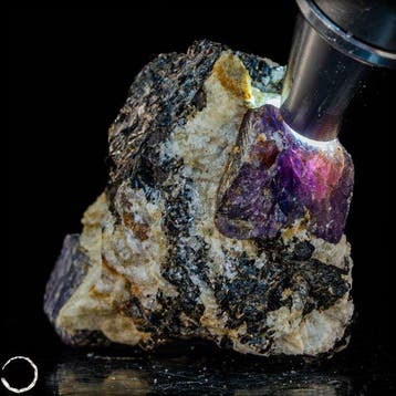 Natuurlijke veelkleurige saffier op matrix – Ruw kristal met