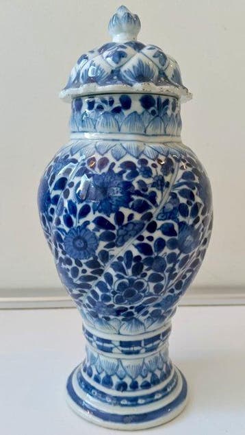 Blauw en wit spiraalgekerfde vazen - China - Keramiek -