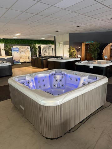 Wellis MyLine Spa Saturn Jacuzzi  5-persoons | 2 ligplaatsen, Ophalen, Zo goed als nieuw, Pomp, Vast