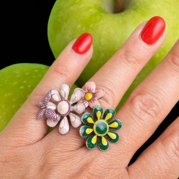 Zilveren emaillen ring met bloemen en een vlinder - Hoogte: