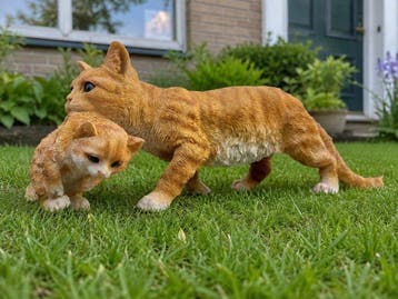 Beeld, garden statue 50 cm long cat with kitten - 20 cm -, Antiek en Kunst