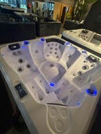 Jacuzzi / spa 200x200 – plug & play 220V – 50 jets – luxe, Ophalen, Zo goed als nieuw, Pomp, Vast