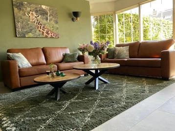 Set van 2 leren banken met houten poten - cognac leer, Huis en Inrichting, Ophalen of Verzenden, Nieuw, Rechte bank, Leer