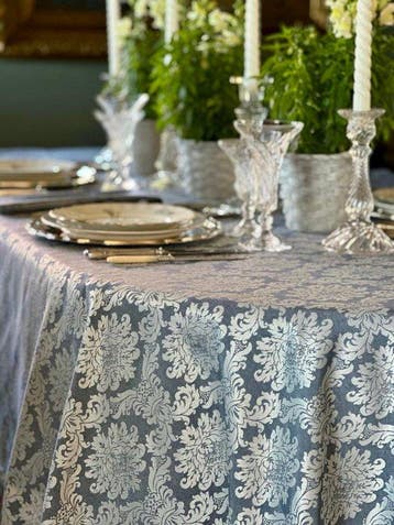 Tafelkleed voor lange tafels, klassiek damast. - Tafelkleed