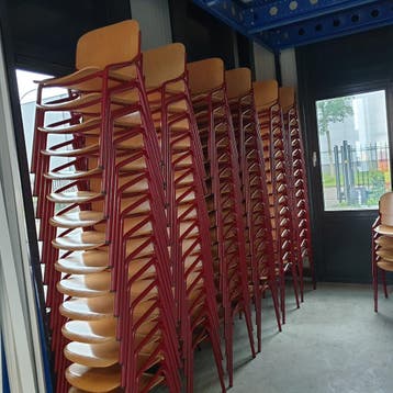 Eromes houten stoel - rood frame, Huis en Inrichting, Ophalen of Verzenden, Nieuw