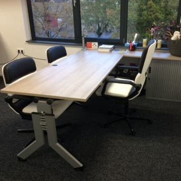 (MDK-104602) Kembo Cyclus hoekbureau, Huis en Inrichting, Bureaus, Ophalen of Verzenden, In hoogte verstelbaar, Gebruikt