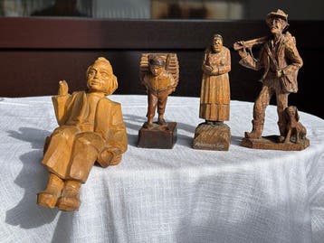 Figuur - Konvolut- handgeschnitzte Holzfiguren aus dem
