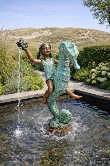 sculptuur, fontein meisje op zeepaard - 93 cm - BRONS MARMER