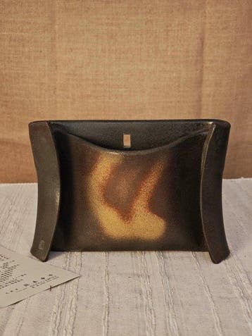Handmade bag-shaped flower hanging container - sculptuur
