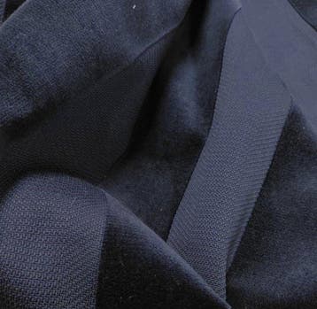 Blue Stripe Velvet – Effetto Teatro Moderno in due tagli -