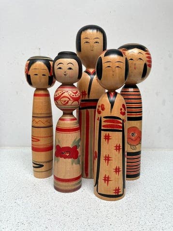 Een schitterende set vintage Kokeshi in verschillende, Antiek en Kunst