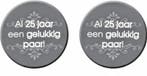 2 Buttons Al 25 Jaar een Gelukkig Paar, Hobby en Vrije tijd, Feestartikelen, Verzenden, Nieuw, Versiering, Geboorte of Huwelijk