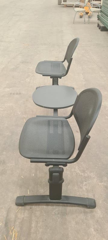 Metalen wachtkamerzitje, 2 stoelen en tafel, zwart, gebruikt, Ophalen of Verzenden, Gebruikt