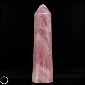Prachtige rozenkwarts-obelisk – Symbool van liefde en