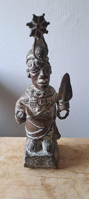 Bronzen Benin beeld - Oba ( koning of hooggeplaatste Krijger
