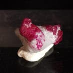 24,9ct natuurlijke robijn (Korund) op matrix – krachtig, Verzamelen, Mineralen en Fossielen