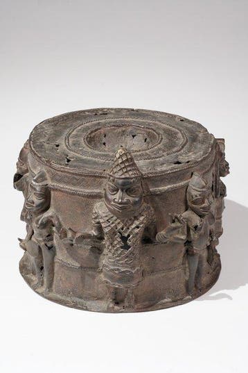 Een bronzen beeld. - Ikegobo Altar - Benin - Nigeria