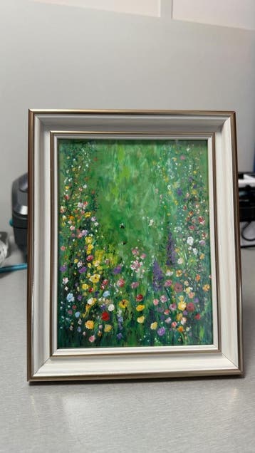 Handgemaakt schilderij bloemenweide in houten lijst, Ophalen of Verzenden, Nieuw