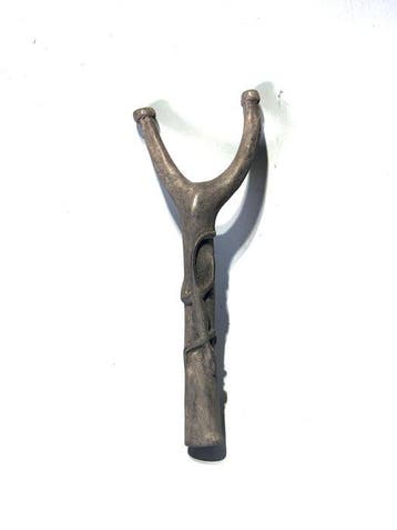 Zeldzame Dayak katapult met figuur van een mythische hagedis, Antiek en Kunst